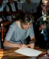 Christa bei der Unterschrift